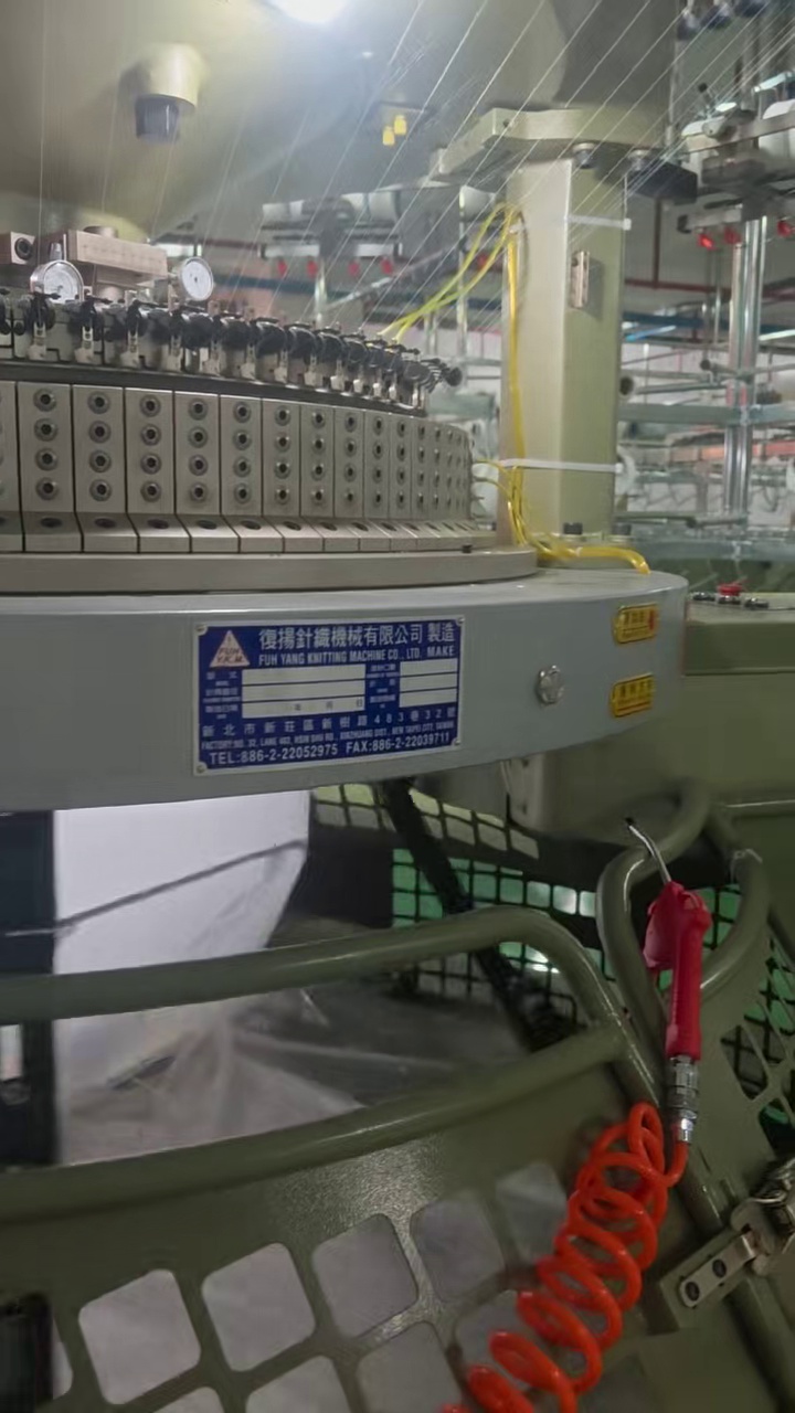 Circular knitting machine — single knit line
